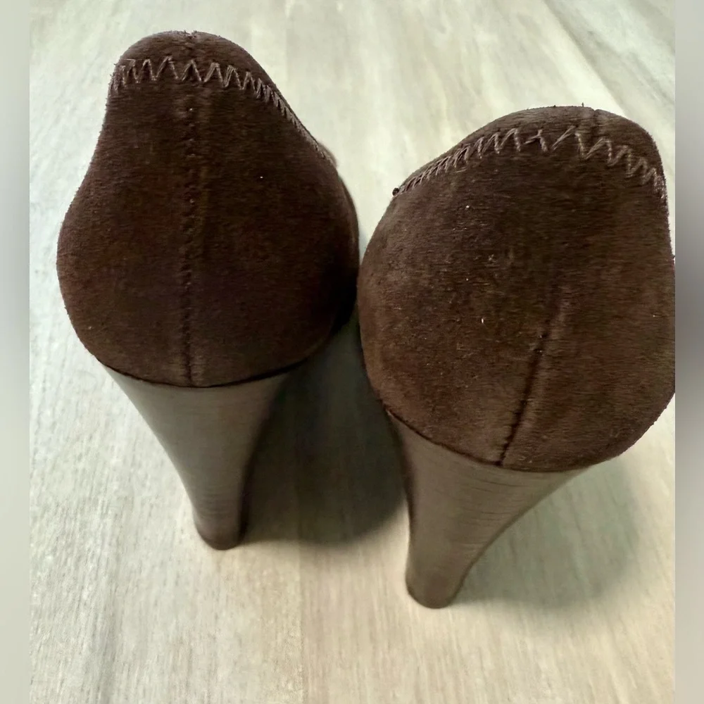 Tory Burch Sophie Brown Suede Wedge Pumps Round Logo  Shoe Size US 5